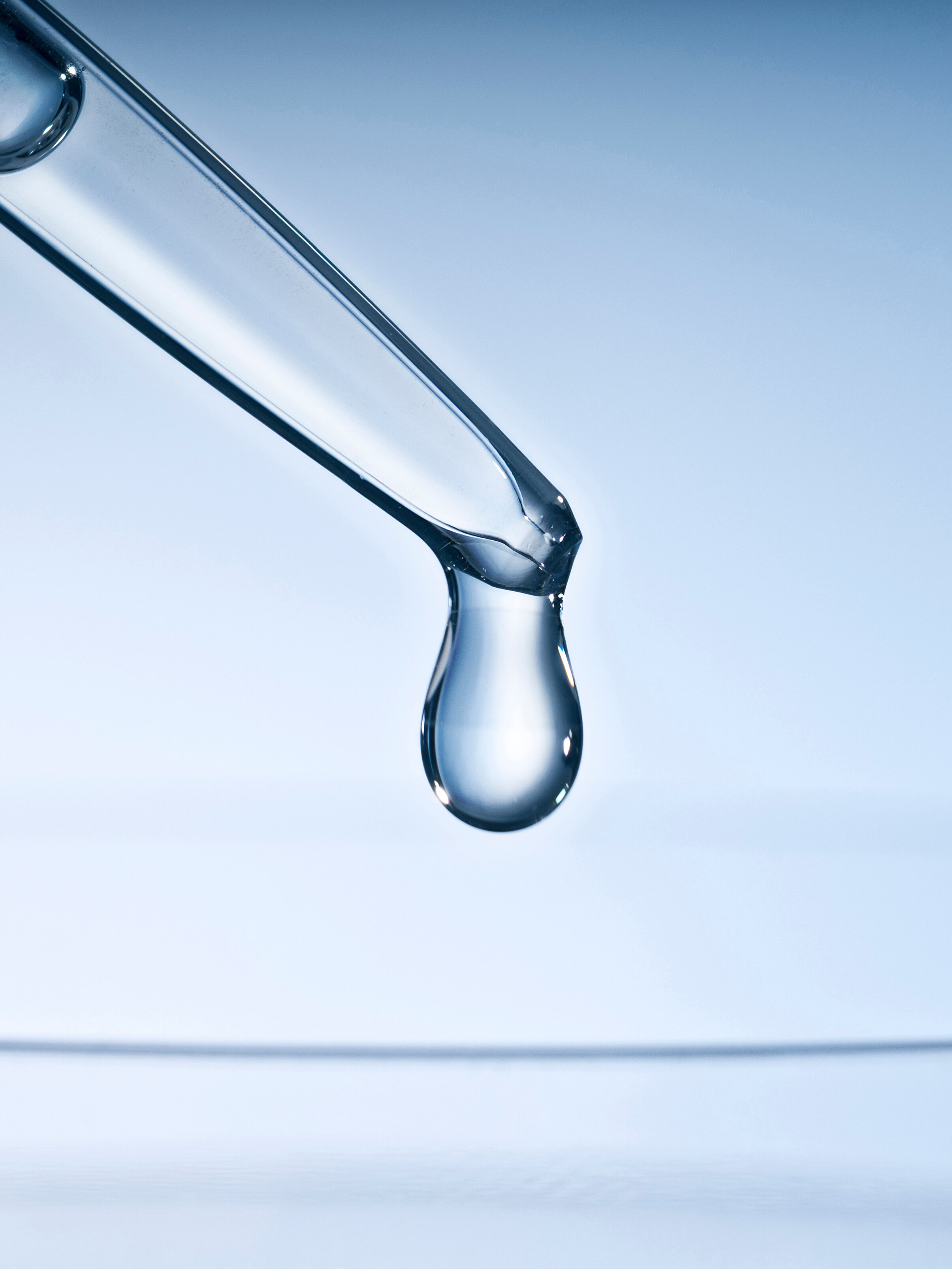 Goutte tombant d'une pipette