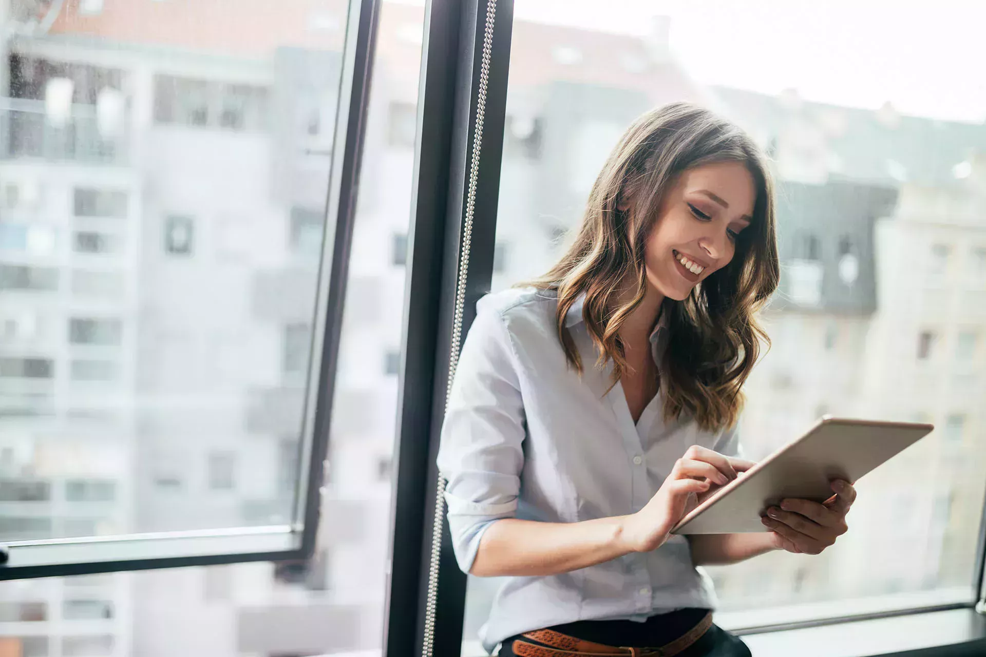 La femme regarde son plateau en souriant