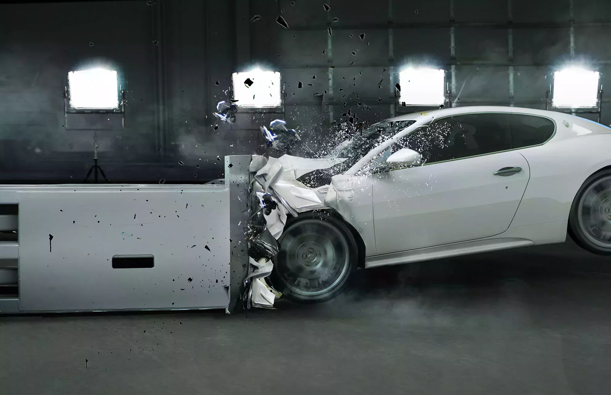 Voiture en crash-test ; qui entre en collision avec l'avant d'un butoir