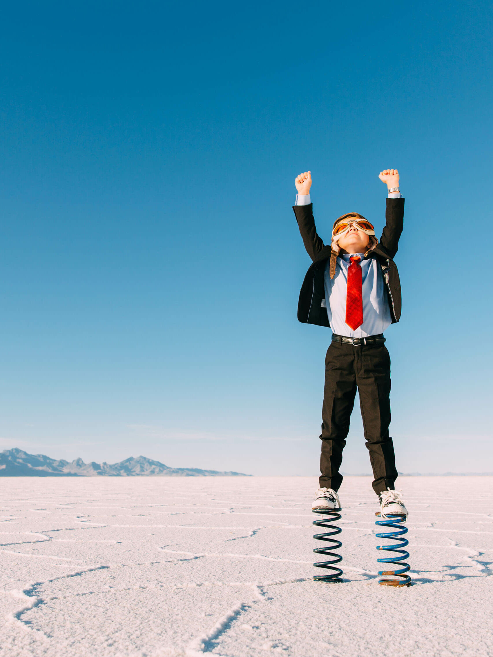 Un petit garçon saute en l'air.