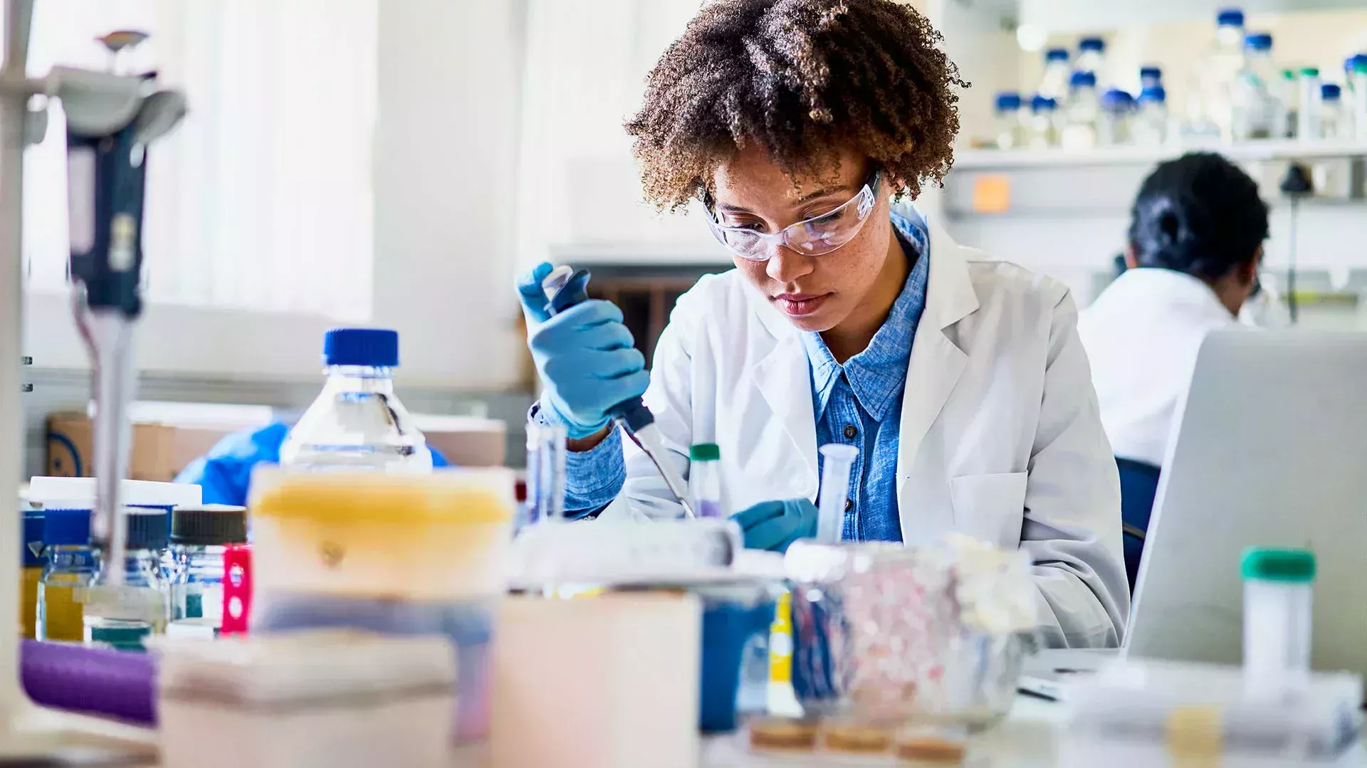 Femme qui fait des expériences en laboratoire