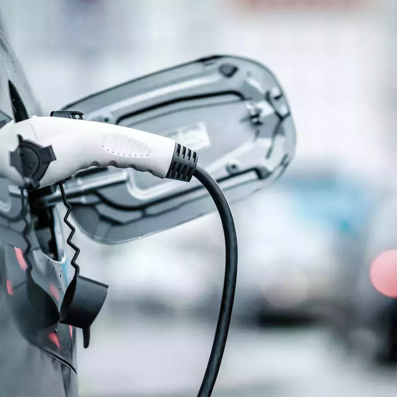 Porte de chargement ouverte d'une voiture électrique avec panneau de chargement