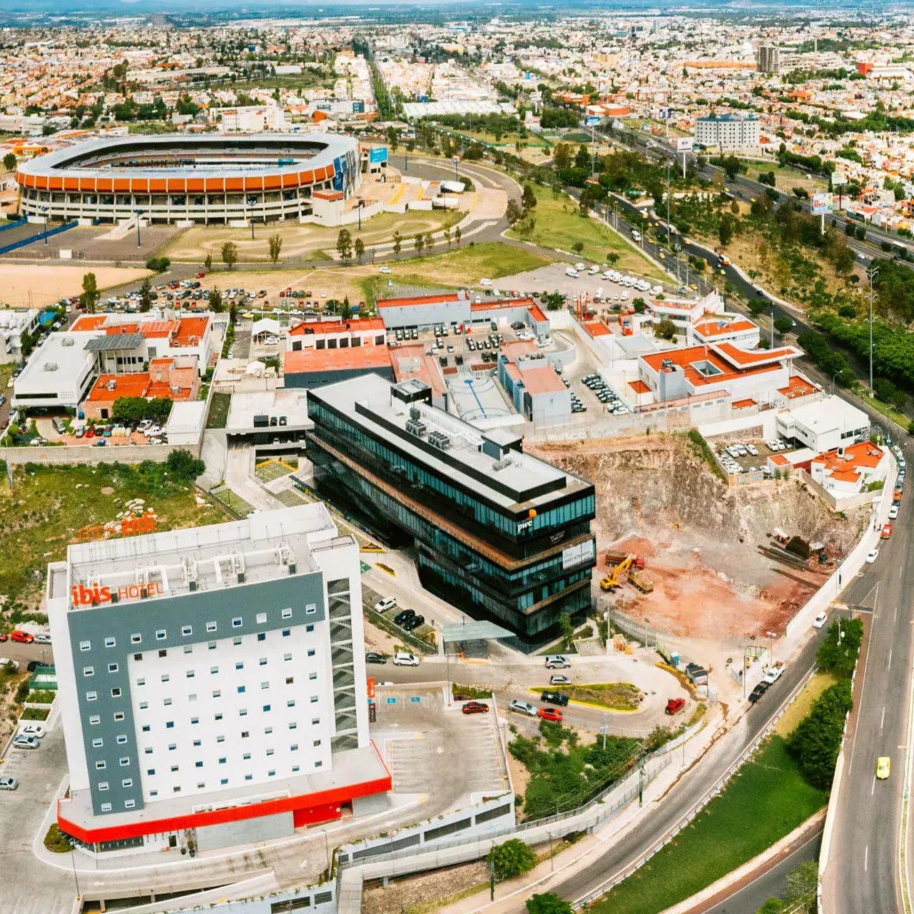 Une grande ville très construite vue d'en haut