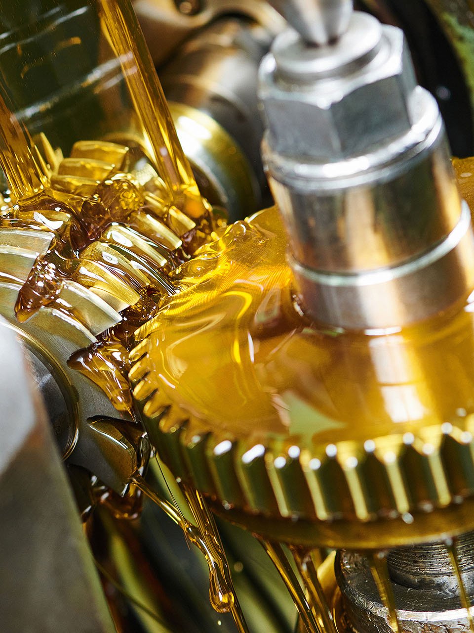 De l'huile jaune s'écoule sur la machine