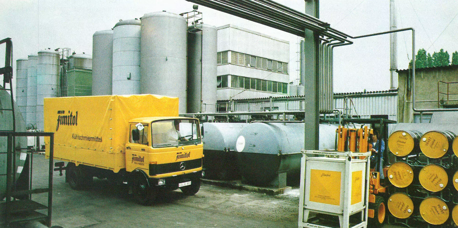 Alts BECHEM Usine avec un camion jaune
