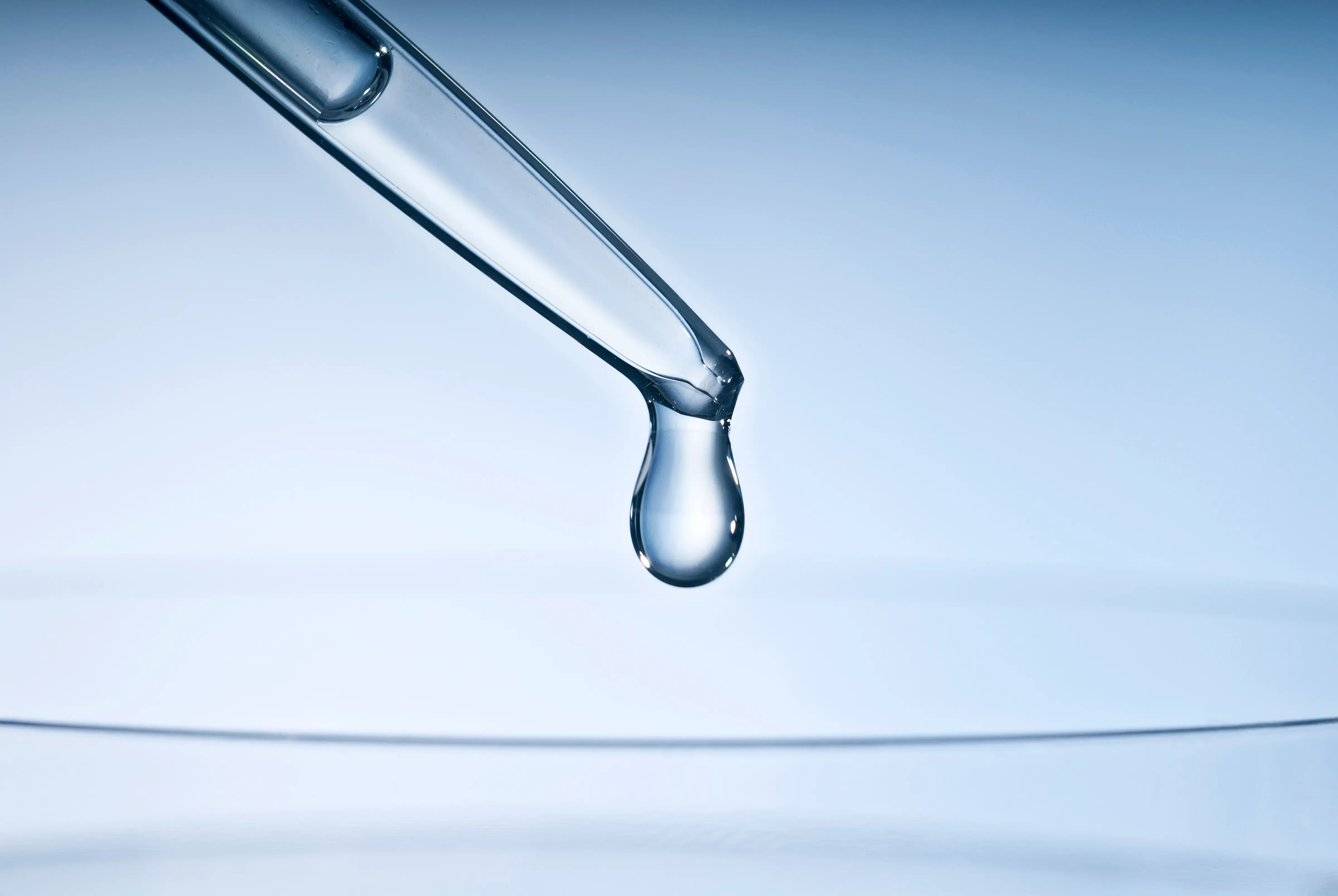 Goutte tombant d'une pipette