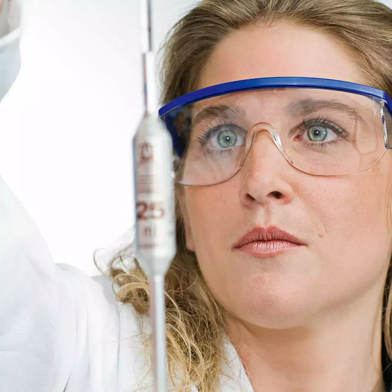Une femme portant des lunettes de protection effectue un test