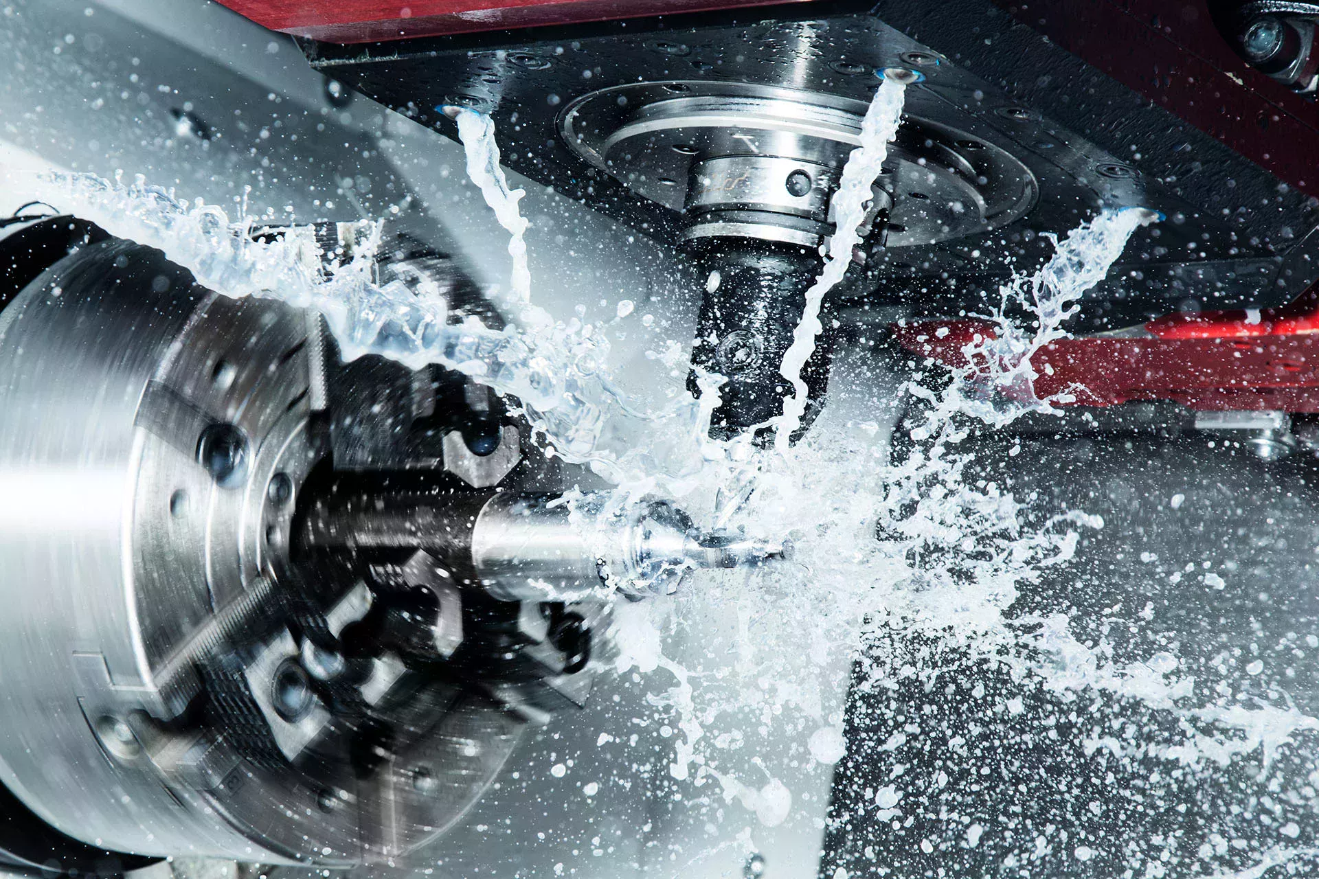 Le lubrifiant réfrigérant gicle sur la machine