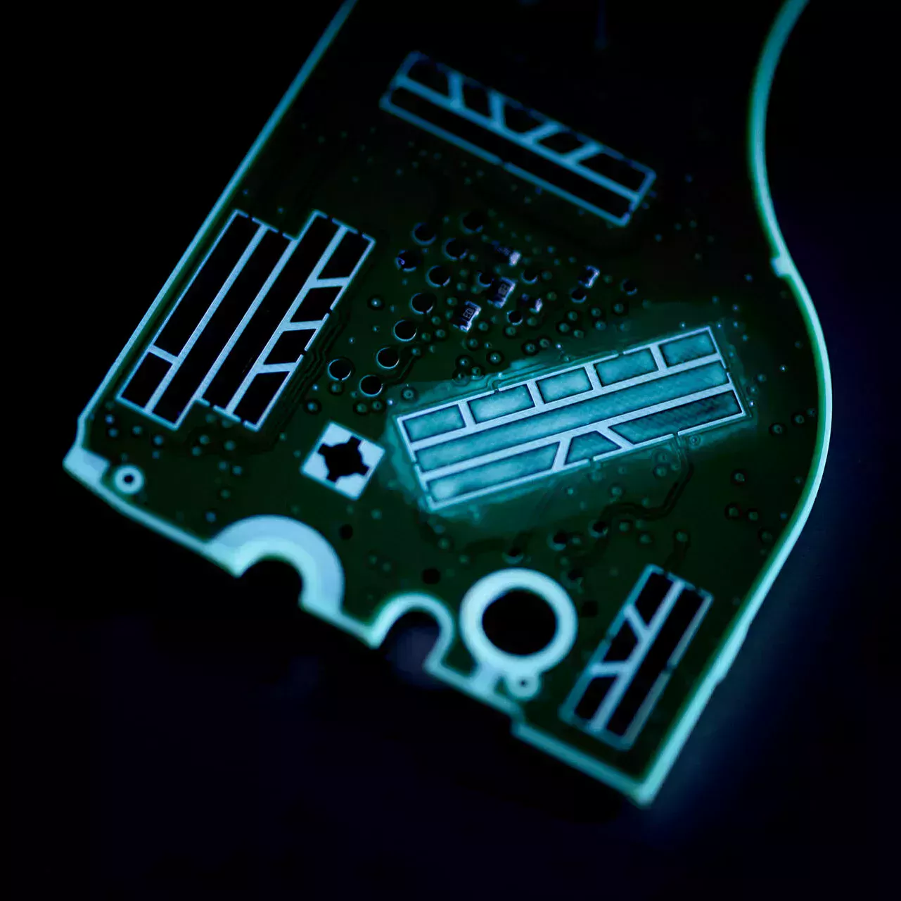 Film lubrifiant sur la surface du composant qui brille sous UV