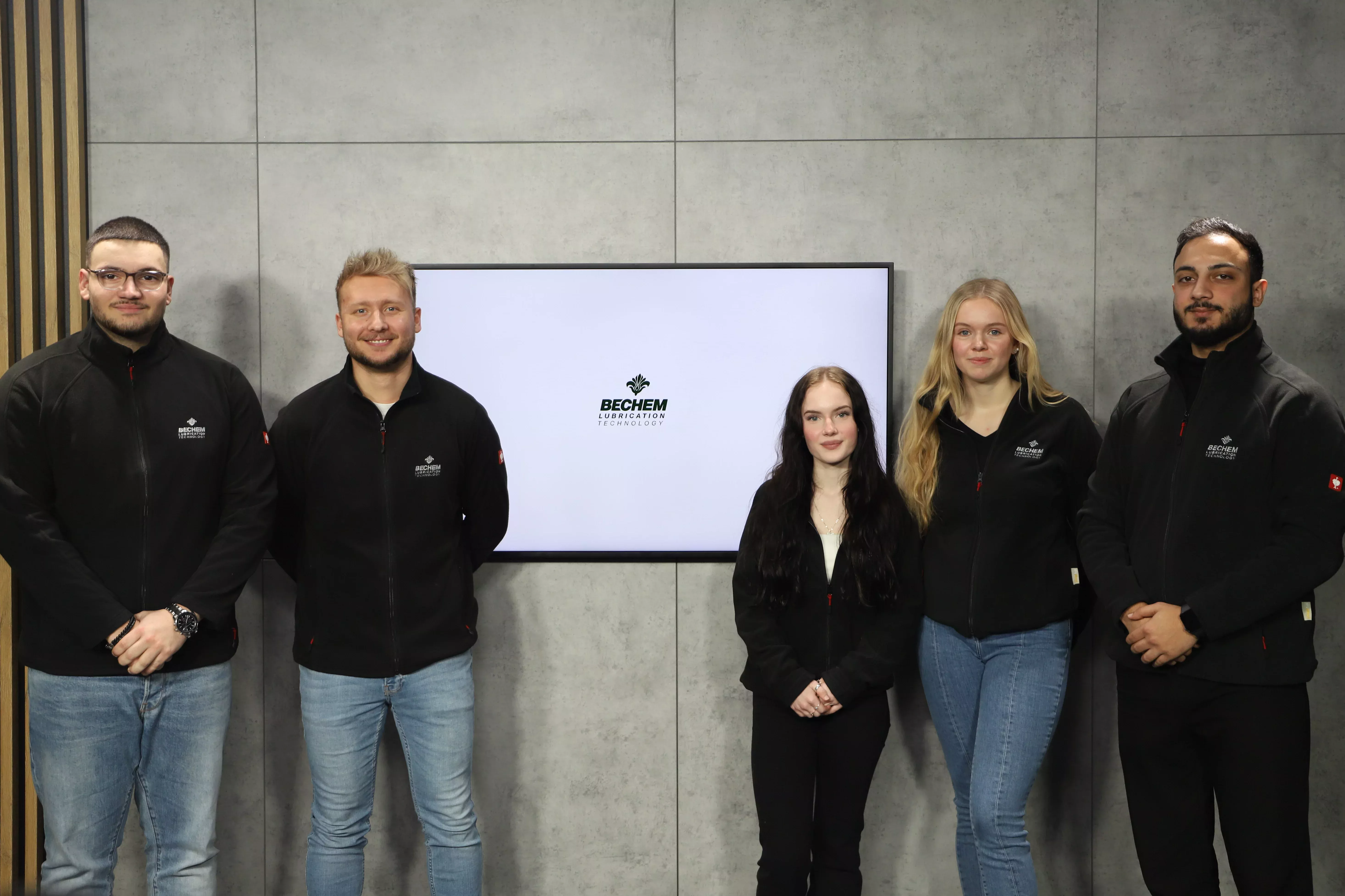 Quatre personnes se tiennent dans le studio de cinéma et font des présentations