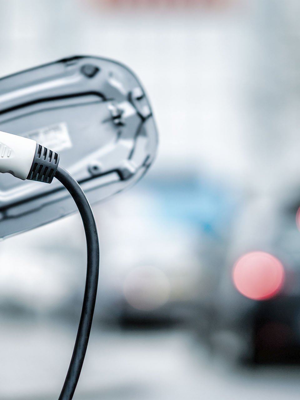 Porte de chargement ouverte d'une voiture électrique avec panneau de chargement