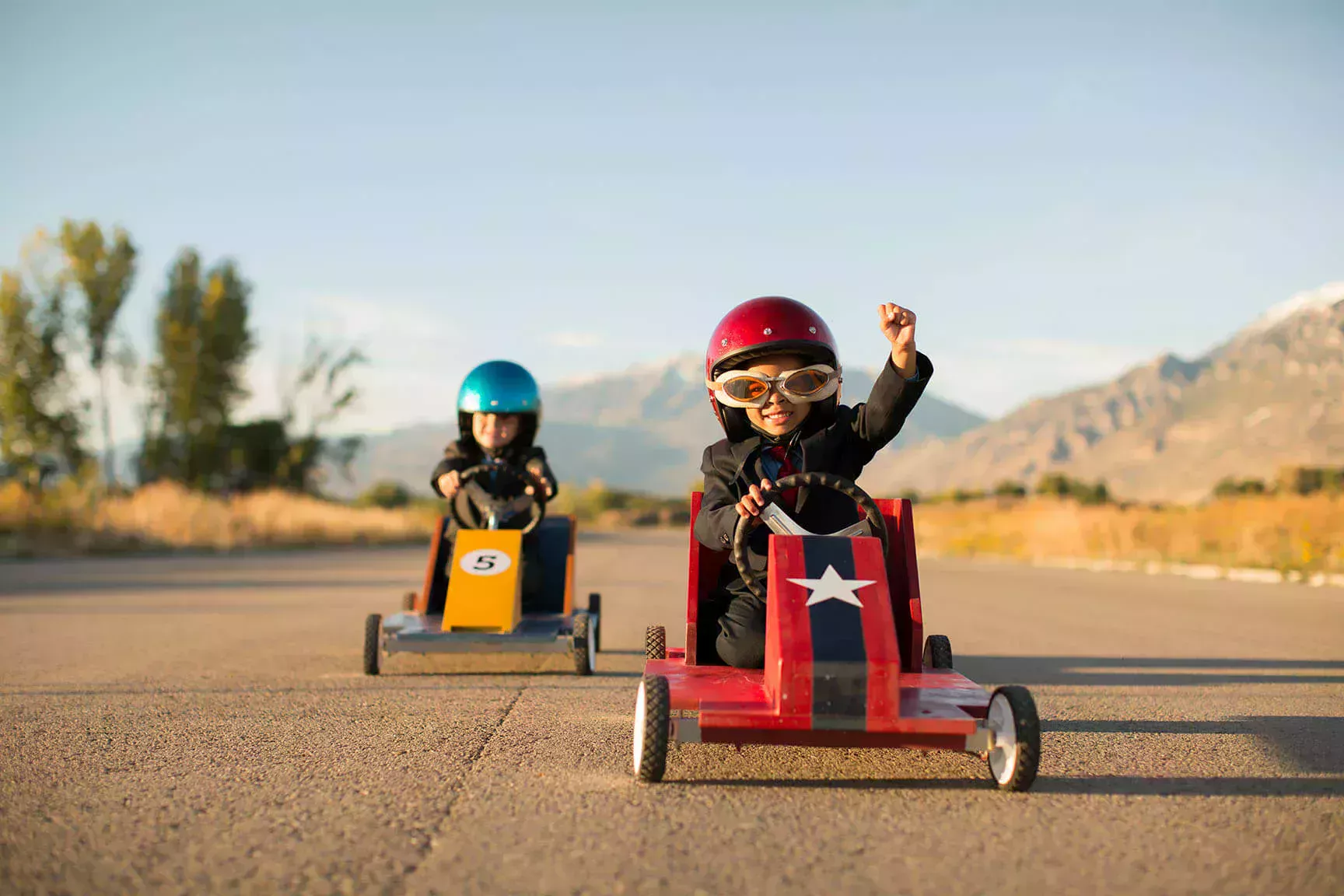 Deux enfants font la course en voiture