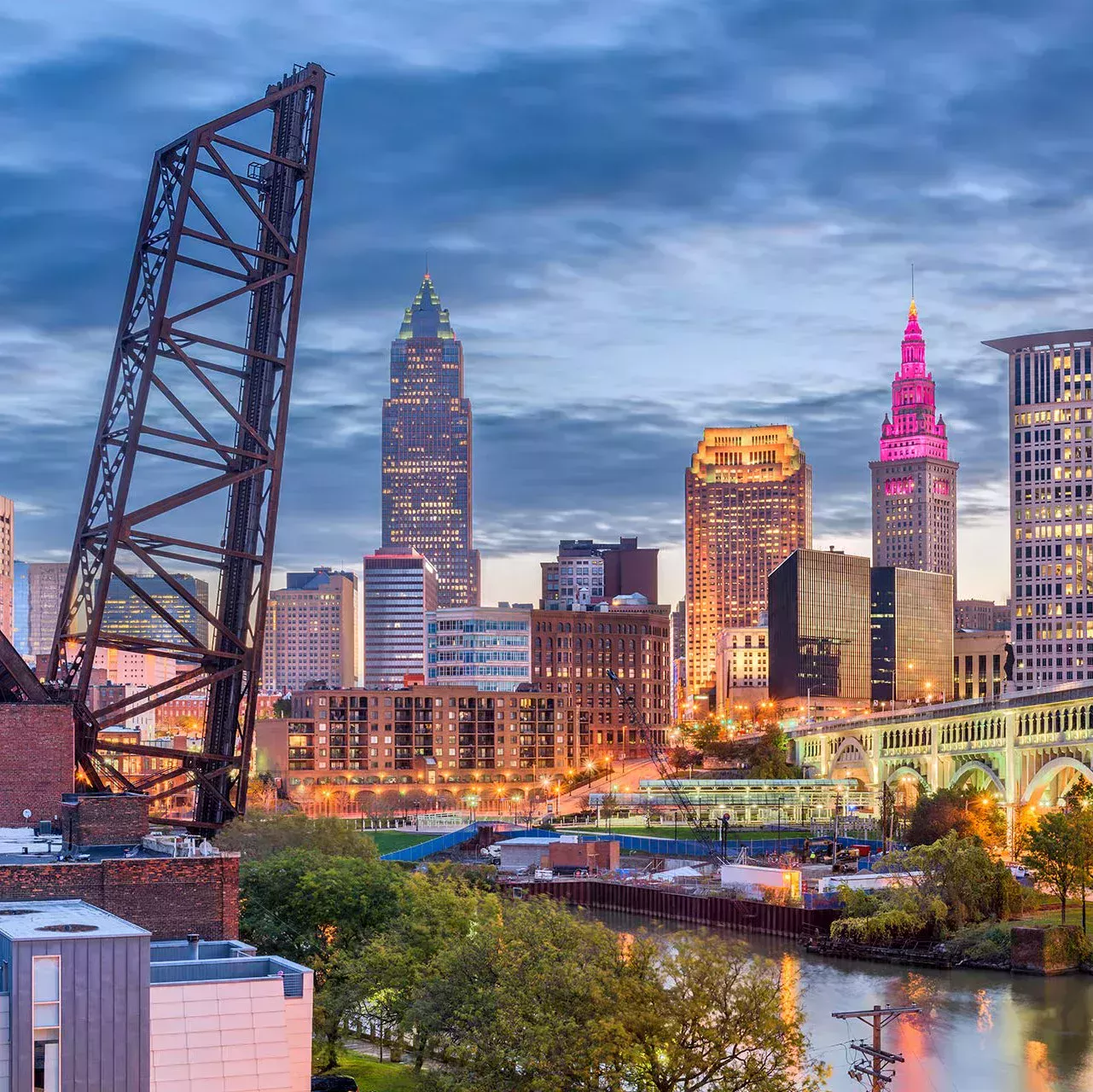 Une grande ville colorée vue d'en haut