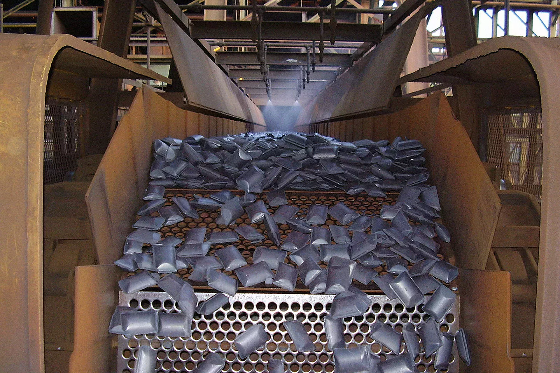 L'acier sur la chaîne de montage